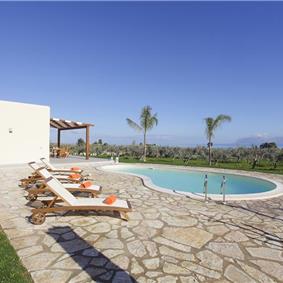 2 bedroom villa with pool and jacuzzi in Scopello, sleeps 6
